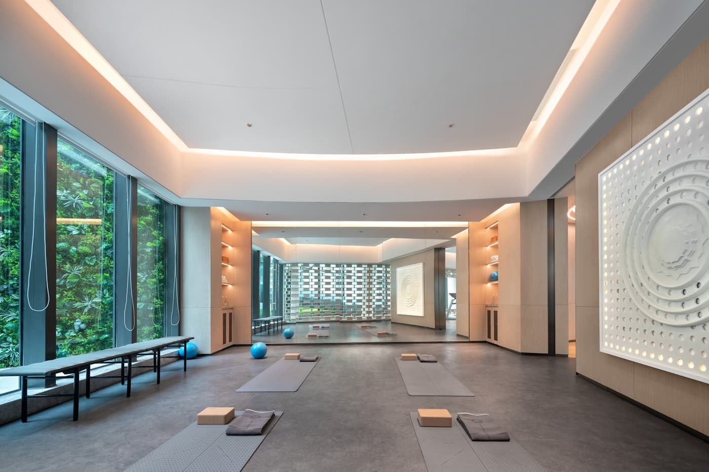 Estúdio de pilates com colchões preparados e luz natural